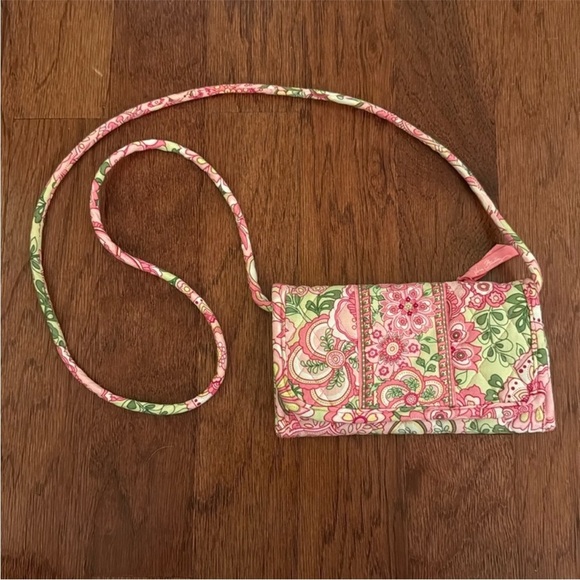 ✨ VERA BRADLEY Petal Pink Wallet Crossbody Bag – Floral Print – OS ✨ - Picture 1 of 4